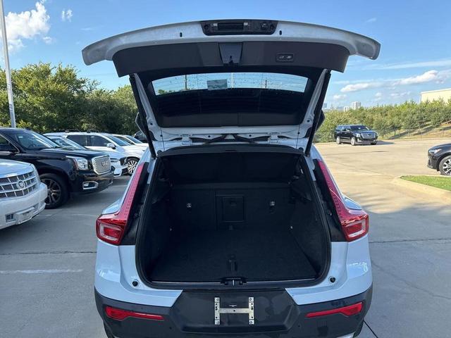 Photo of 2025 Cloud Blue Volvo XC40