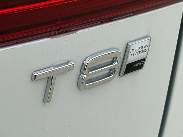 Photo of 2025 Crystal White Volvo XC60 Plug-In Hybrid