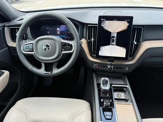 Photo of 2026 Crystal White Volvo XC60