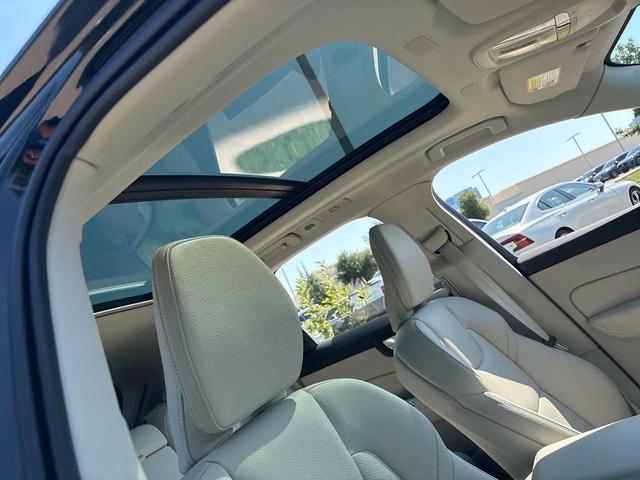 Photo of 2025 Onyx Black Metallic Volvo XC60 Plug-In Hybrid
