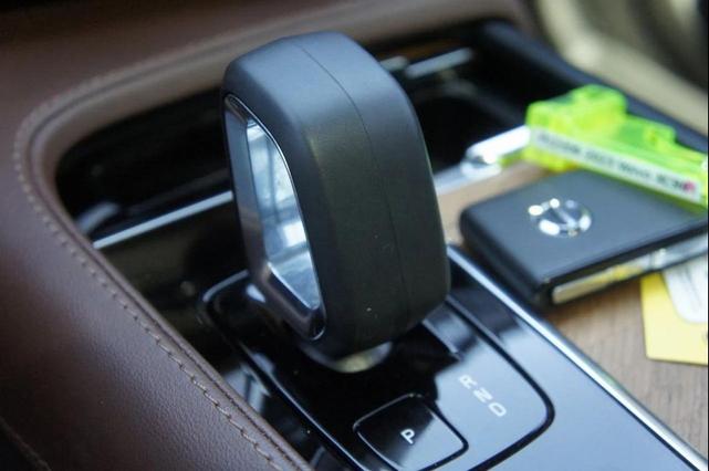 Photo of 2023 Crystal White Metallic Volvo XC90