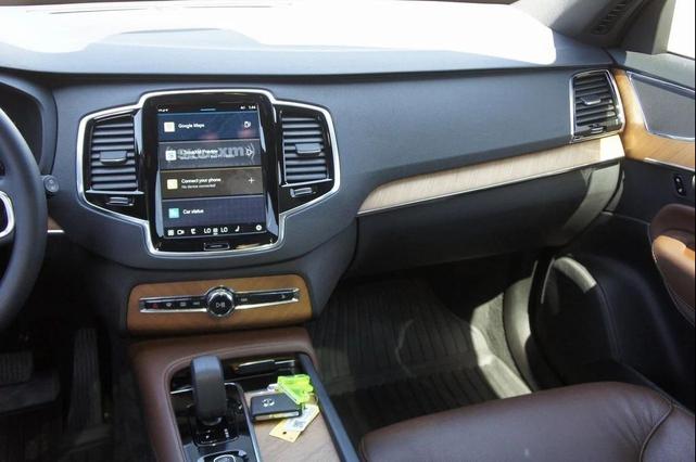 Photo of 2023 Crystal White Metallic Volvo XC90