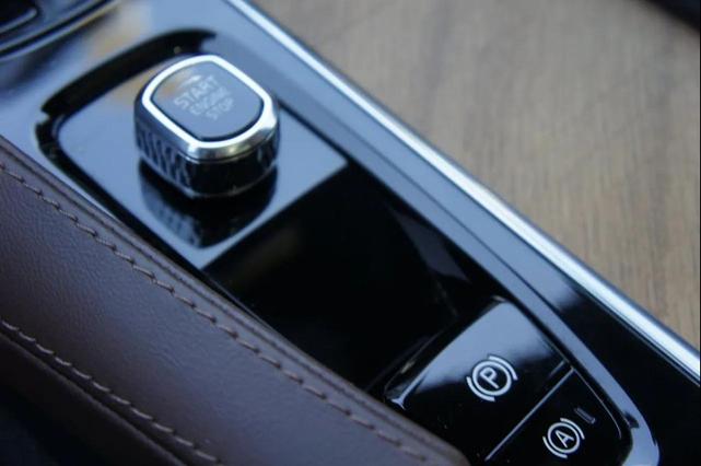 Photo of 2023 Crystal White Metallic Volvo XC90