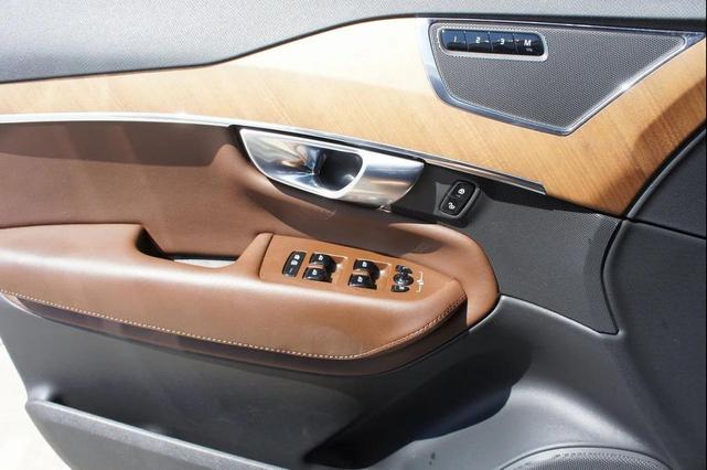 Photo of 2023 Crystal White Metallic Volvo XC90