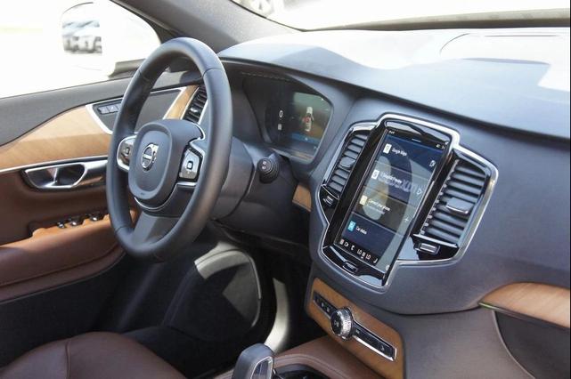 Photo of 2023 Crystal White Metallic Volvo XC90