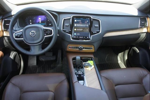 Photo of 2023 Crystal White Metallic Volvo XC90