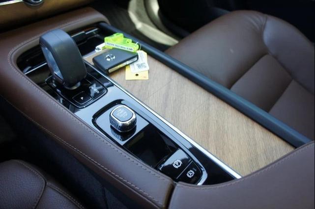 Photo of 2023 Crystal White Metallic Volvo XC90