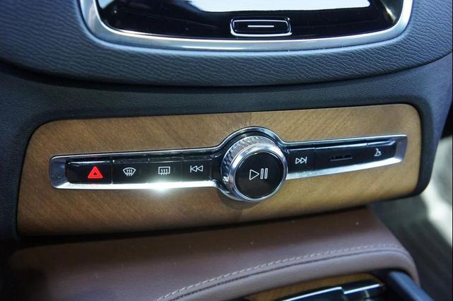 Photo of 2023 Crystal White Metallic Volvo XC90