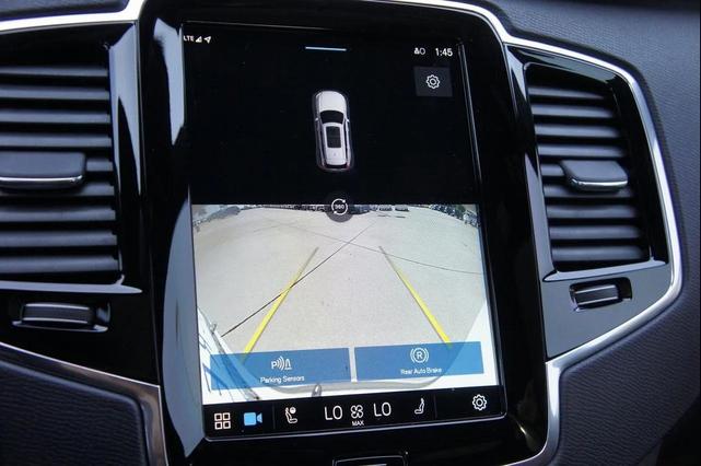 Photo of 2023 Crystal White Metallic Volvo XC90