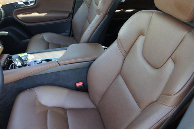 Photo of 2023 Crystal White Metallic Volvo XC90