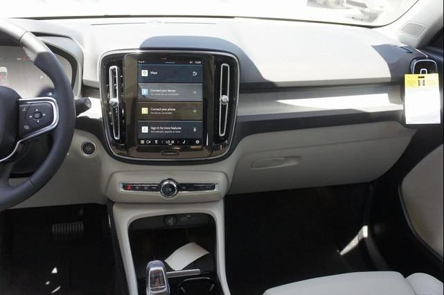 Photo of 2025 Onyx Black Volvo XC40