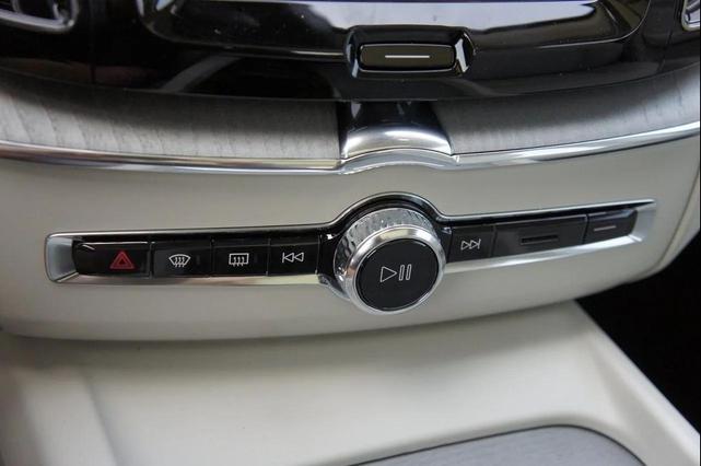 Photo of 2025 Crystal White Volvo XC60 Plug-In Hybrid