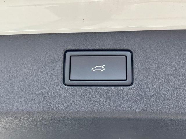 Photo of 2025 Opal White Pearl Effect Volkswagen Tiguan