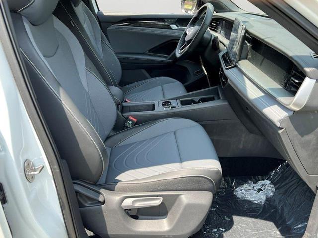 Photo of 2025 Opal White Pearl Effect Volkswagen Tiguan