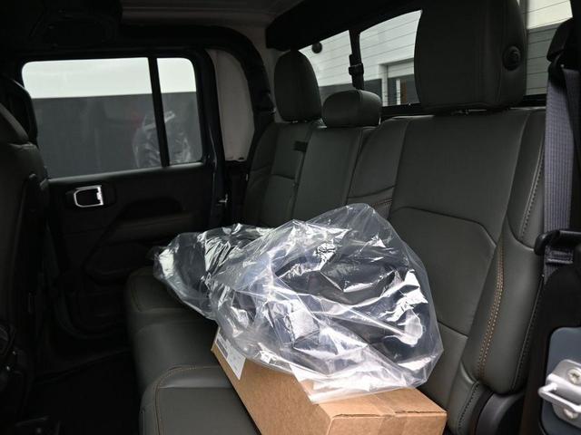 Photo of 2025 Anvil Clearcoat Jeep Gladiator