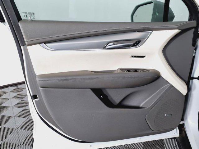 Photo of 2018 Crystal White Tricoat Cadillac XT5