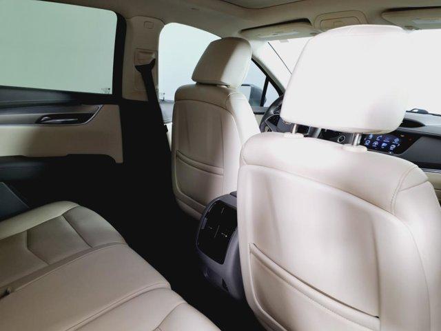 Photo of 2018 Crystal White Tricoat Cadillac XT5