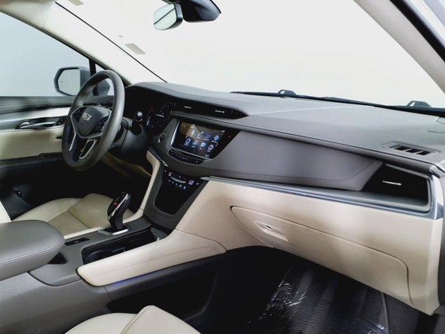 Photo of 2018 Crystal White Tricoat Cadillac XT5