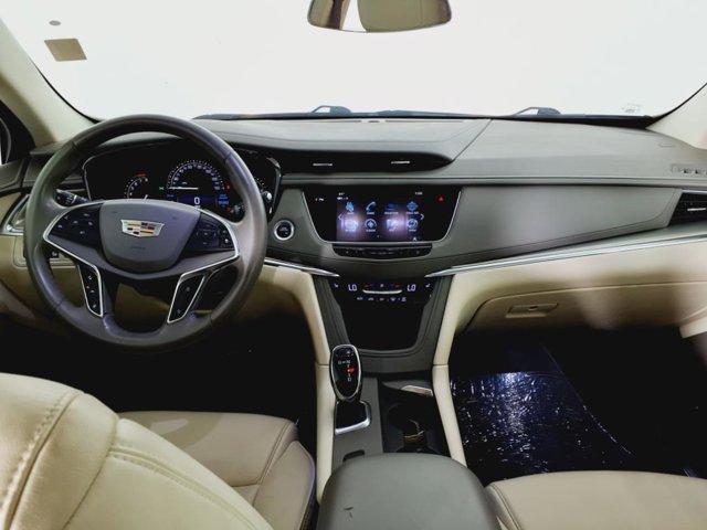 Photo of 2018 Crystal White Tricoat Cadillac XT5