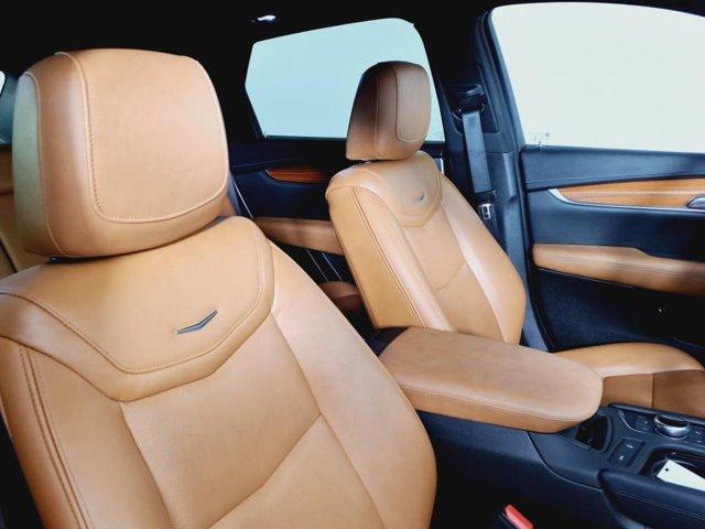 Photo of 2022 Crystal White Tricoat Cadillac XT5