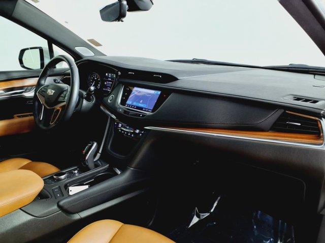 Photo of 2022 Crystal White Tricoat Cadillac XT5
