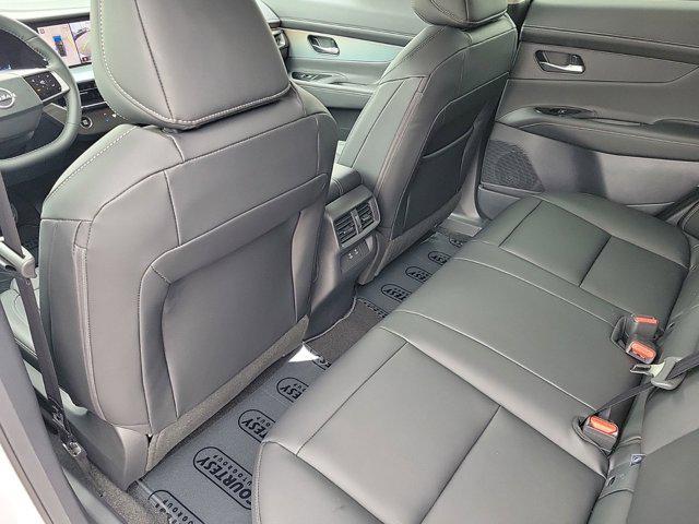 Photo of 2025 Everest White Pearl Tricoat/Super Black Nissan Murano