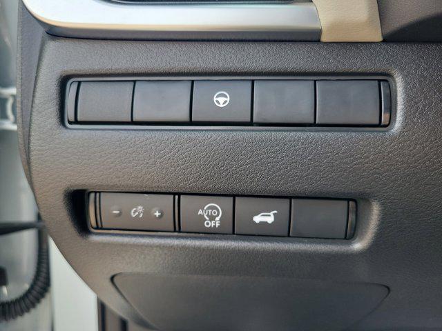 Photo of 2025 Everest White Pearl Nissan Rogue