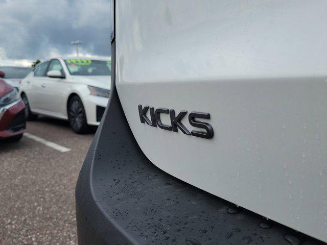 Photo of 2025 Aspen White Tricoat/Super Black Nissan Kicks