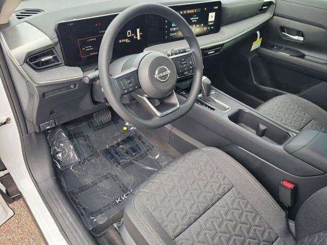 Photo of 2025 Aspen White Tricoat/Super Black Nissan Kicks