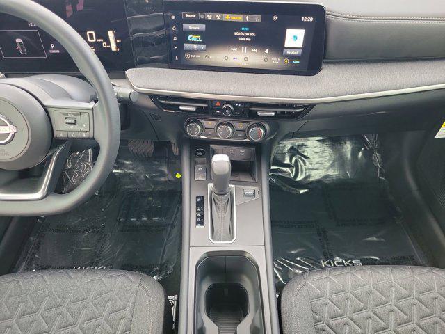 Photo of 2025 Aspen White Tricoat/Super Black Nissan Kicks