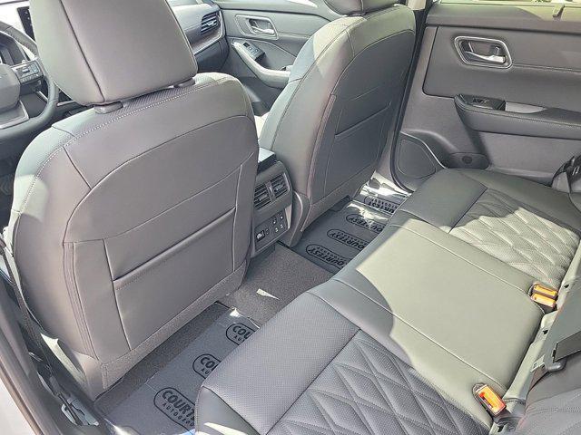 Photo of 2025 Everest White Pearl Nissan Rogue