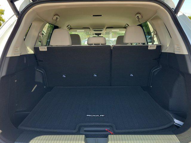Photo of 2025 Everest White Pearl Nissan Rogue