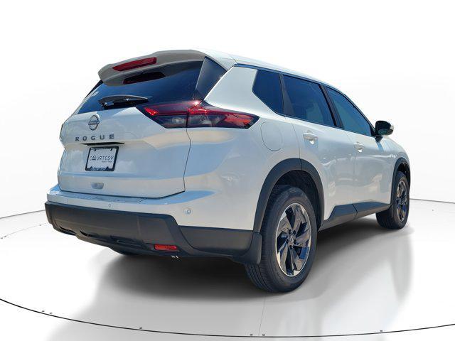 Photo of 2025 Everest White Pearl Nissan Rogue