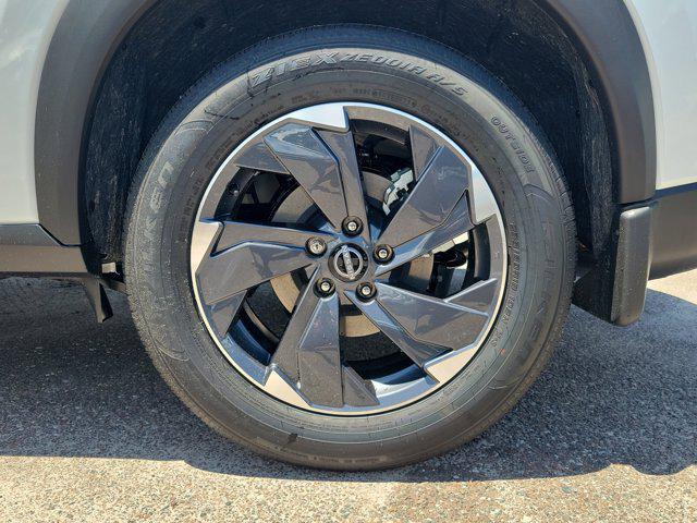 Photo of 2025 Everest White Pearl Nissan Rogue