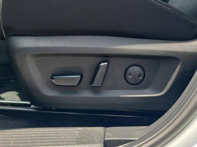 Photo of 2025 Everest White Pearl Nissan Rogue