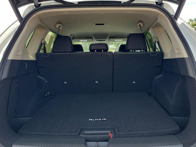 Photo of 2025 Everest White Pearl Nissan Rogue