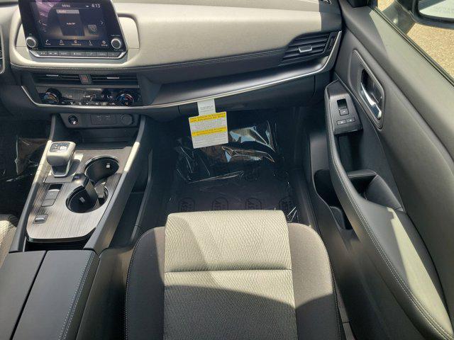Photo of 2025 Everest White Pearl Nissan Rogue
