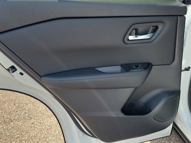 Photo of 2025 Everest White Pearl Nissan Rogue