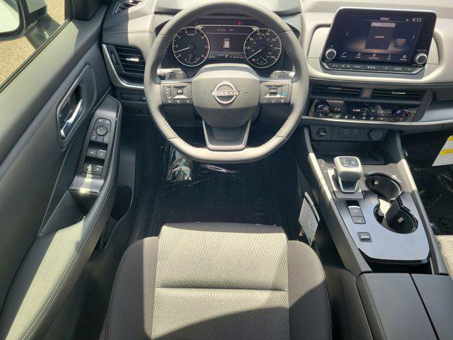 Photo of 2025 Everest White Pearl Nissan Rogue