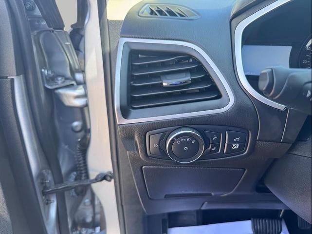 Photo of 2021 Iconic Silver Metallic Ford Edge