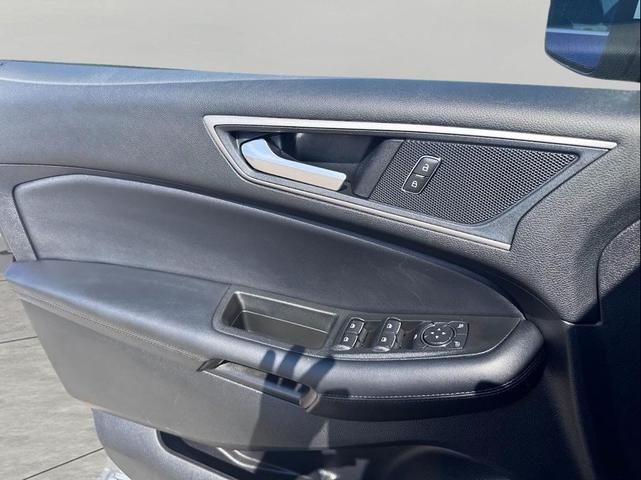 Photo of 2021 Iconic Silver Metallic Ford Edge