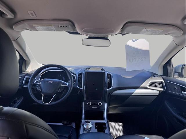 Photo of 2021 Iconic Silver Metallic Ford Edge