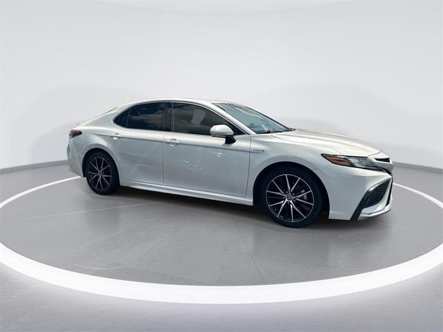 Photo of 2021 White Toyota Camry