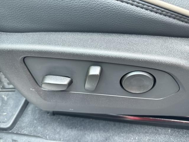 Photo of 2025 Summit White GMC Canyon
