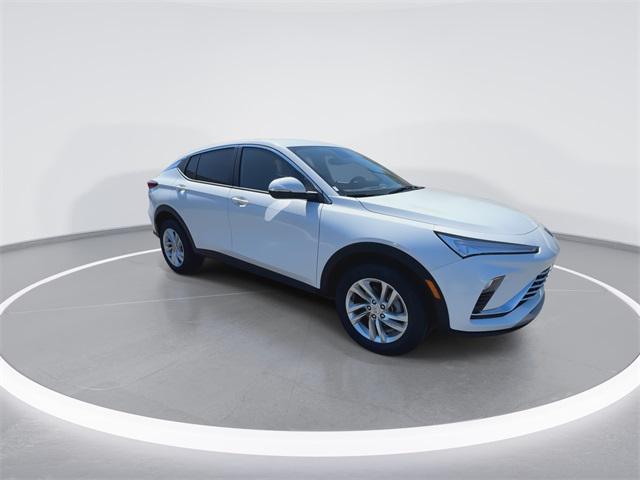 Photo of 2025 Summit White Buick Envista