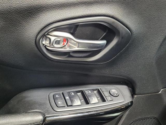 Photo of 2020 Bright White Clearcoat Jeep Cherokee