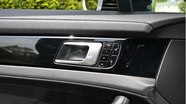 Photo of 2018 Rhodium Silver Porsche Panamera