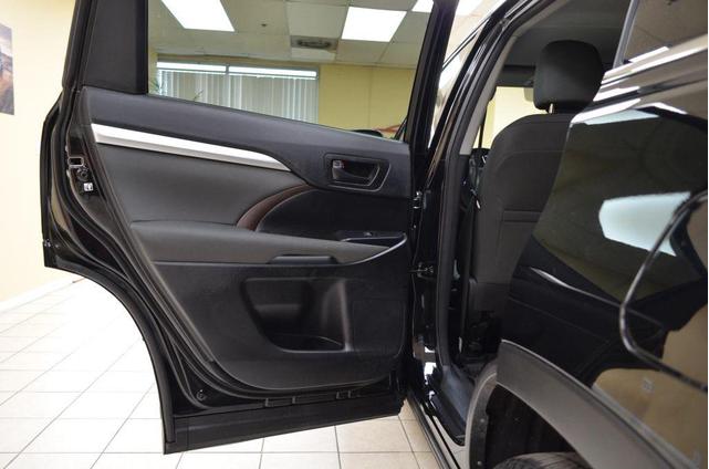 Photo of 2017 Black Toyota Highlander