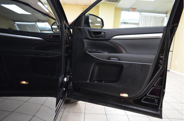 Photo of 2017 Black Toyota Highlander