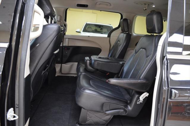 Photo of 2018 Black Chrysler Pacifica